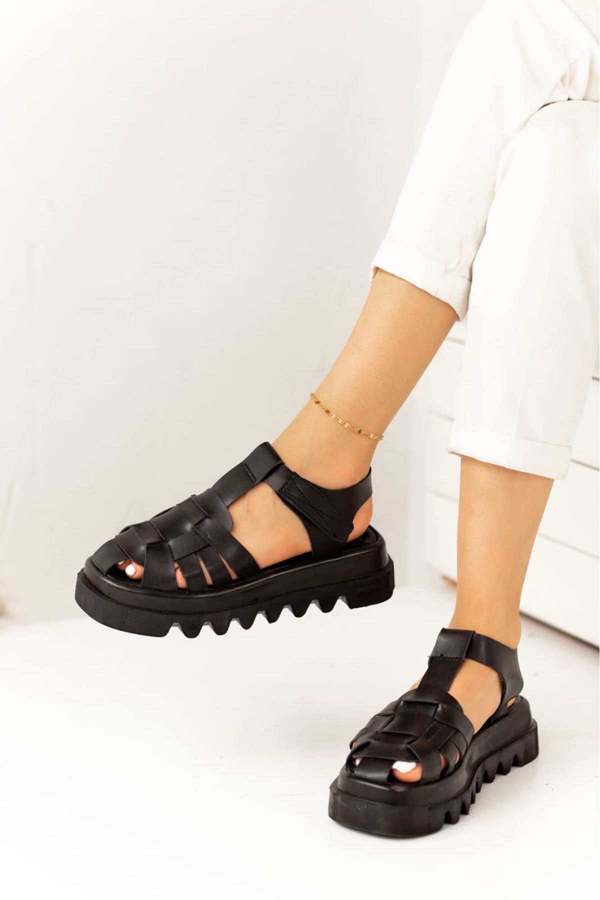 Pralia Siyah Cırtlı Kadın Sandalet
