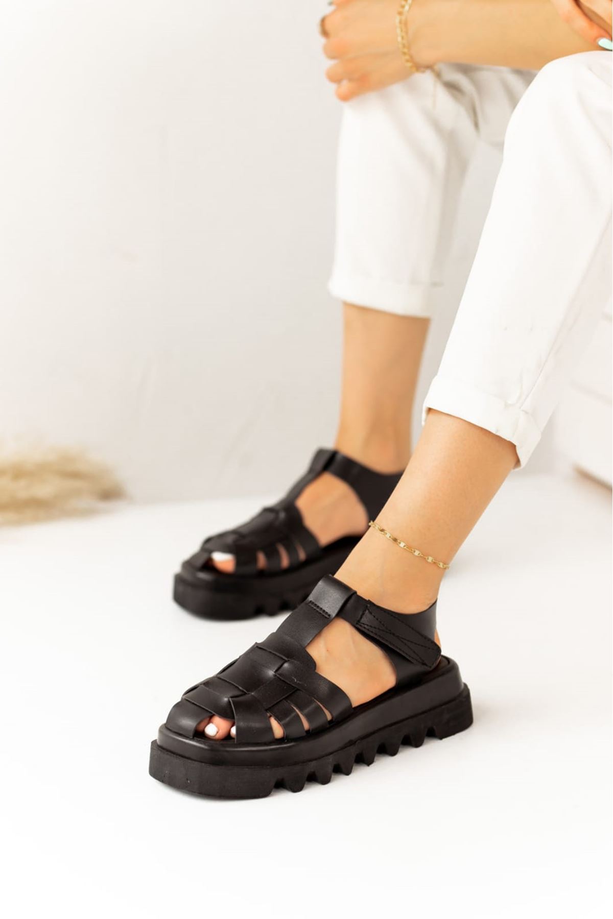 Pralia Siyah Cırtlı Kadın Sandalet
