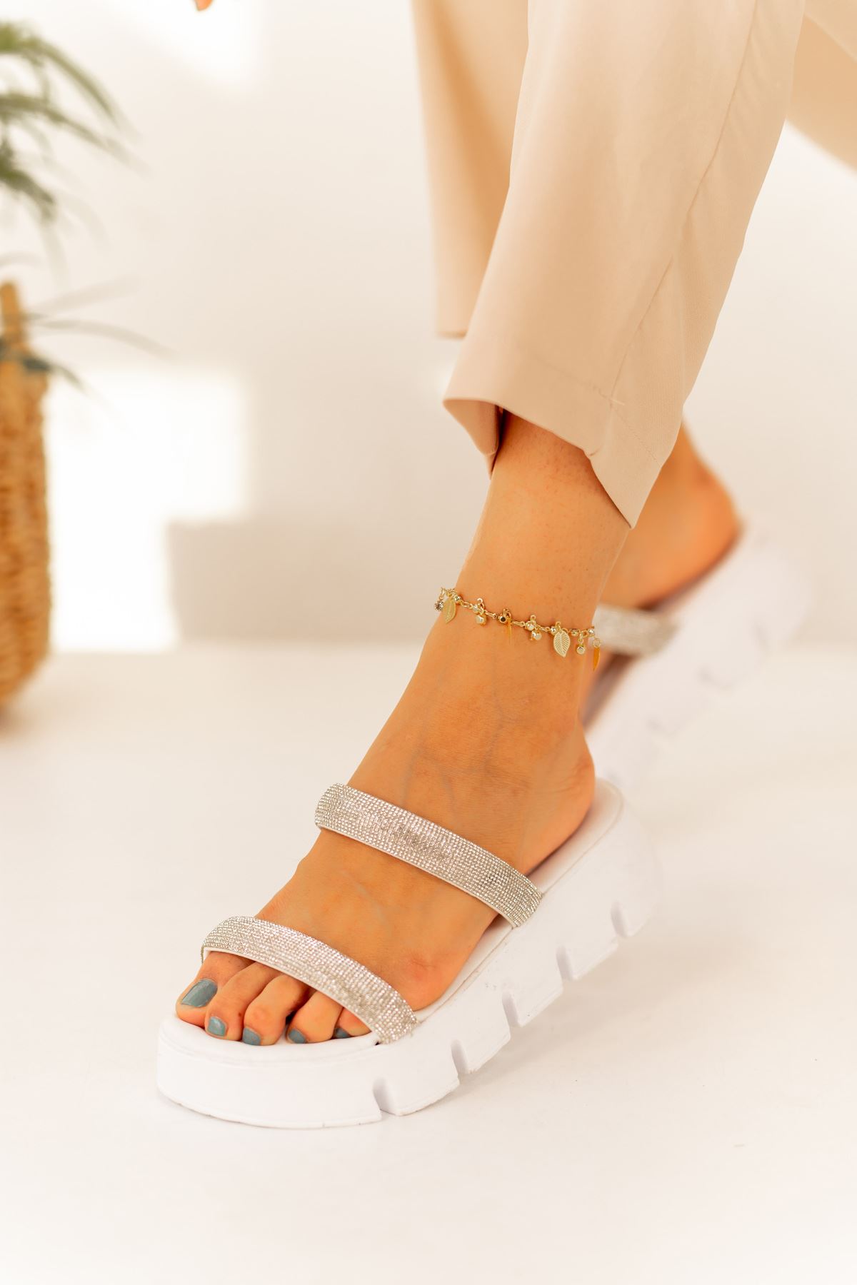 Sharon  Beyaz Taşlı Sandalet