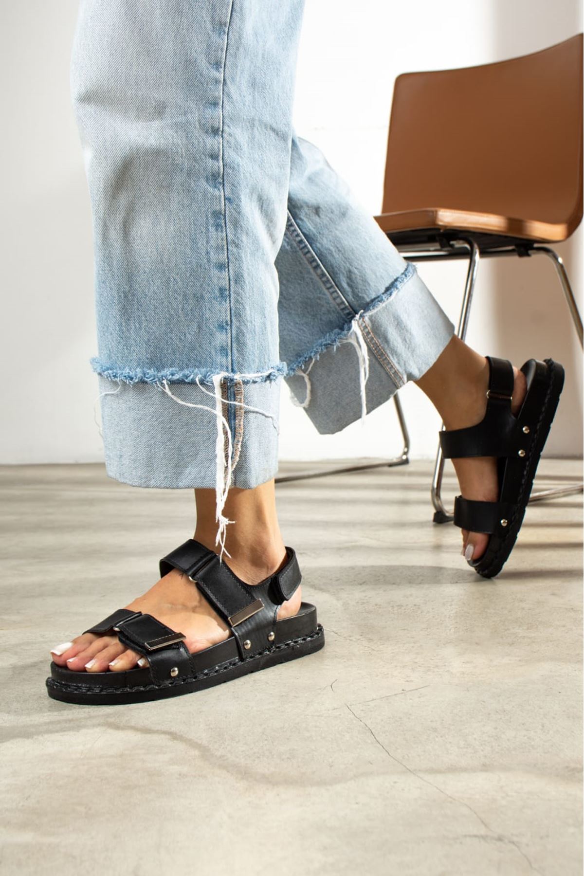 Perla Mat Siyah Kadın Cırtlı Sandalet